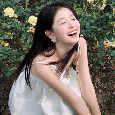 她的双眼背后